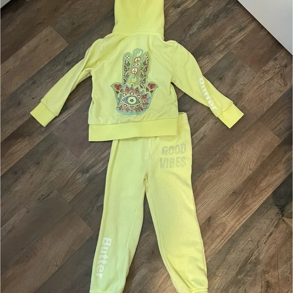 Size 3T - Pre-owned but still in great shape - The material is super soft!